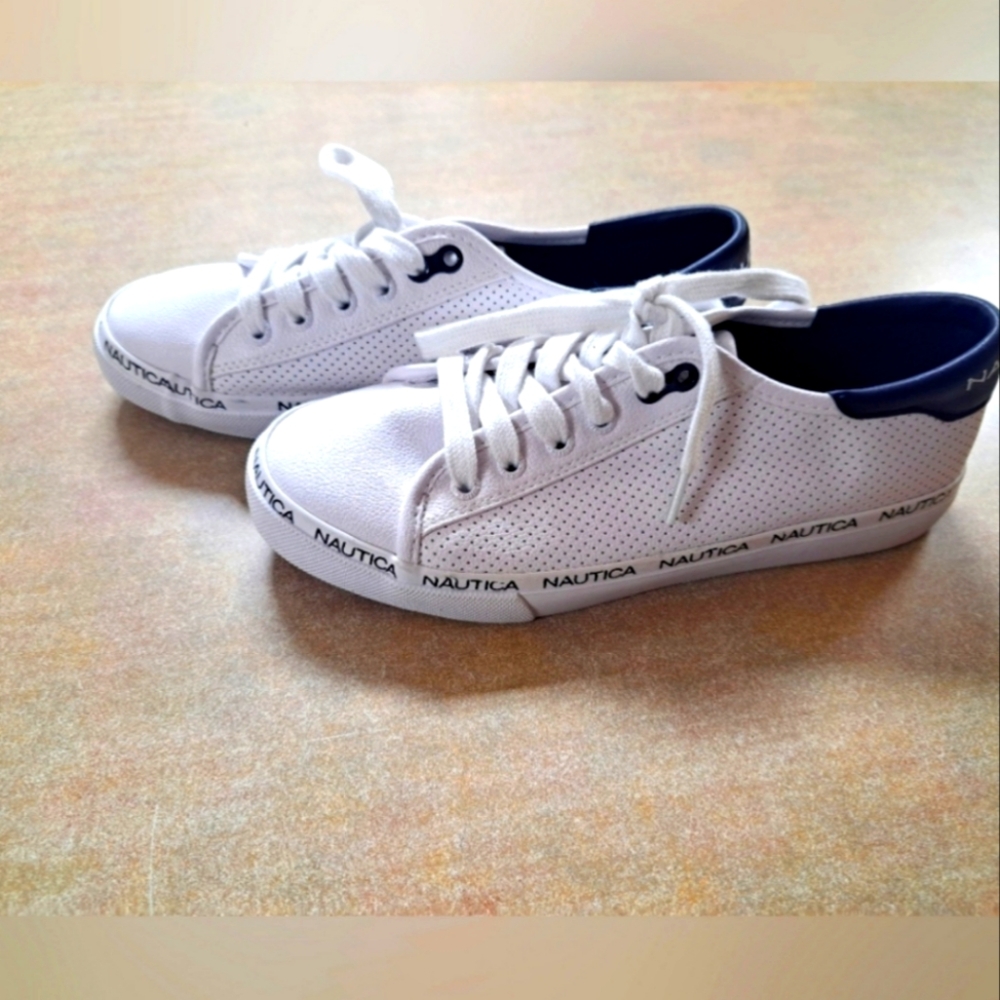 NAUTICA WHITE LEATHER SNEAKERS SIZE 7.5